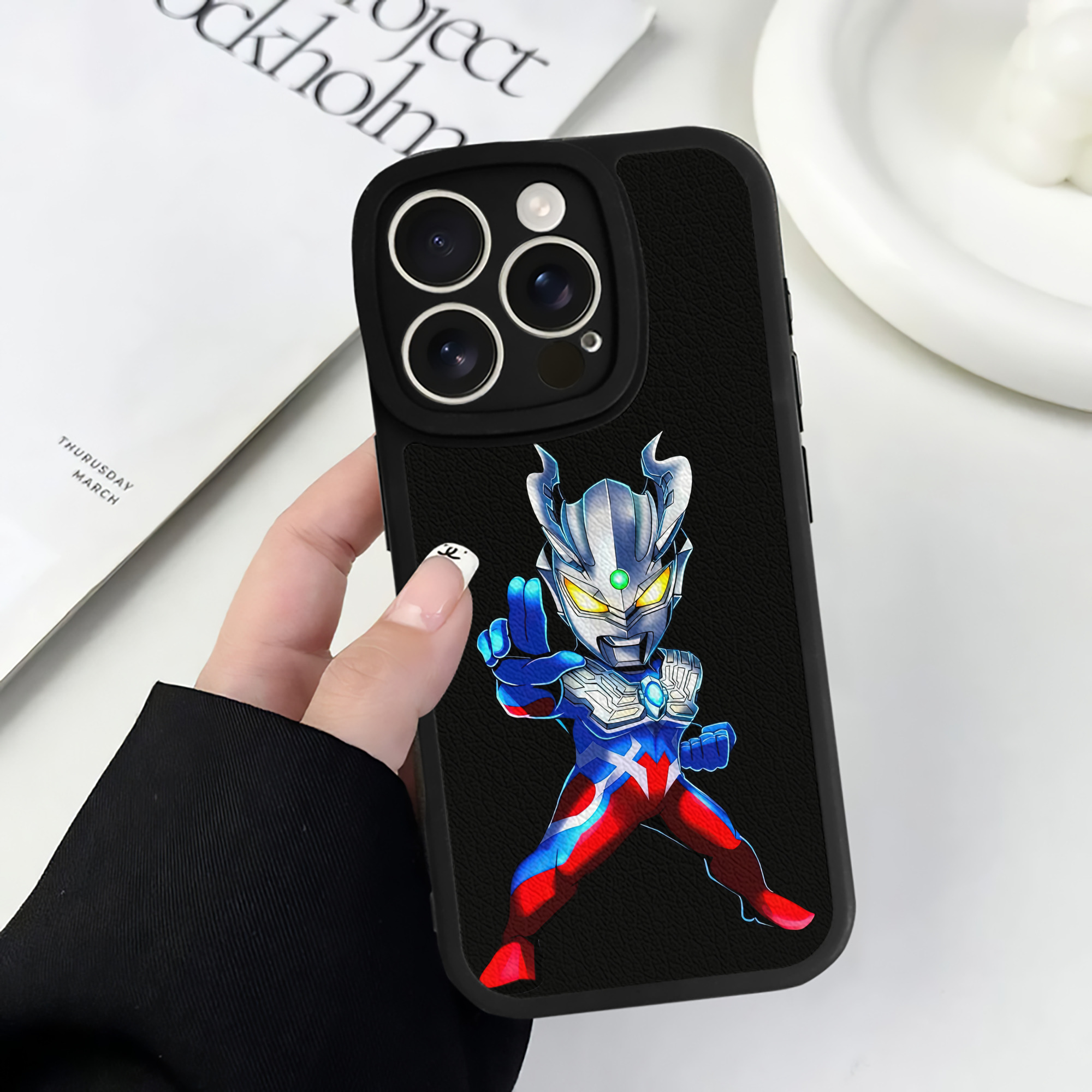 （画像用） ウルトラマン Ultraman 【iPhone 16シリーズ対応】シリコンスマホケース（レザー調） 材質：シリコン